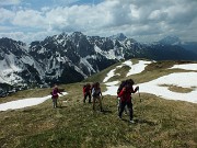 38 Sullo sfondo delle 'Piccole Dolomiti Scalvine'